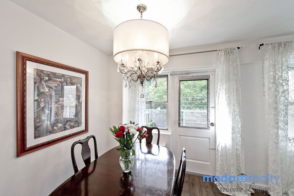 2 Bed 1 Bath Property, New York • 900 Sq Ft