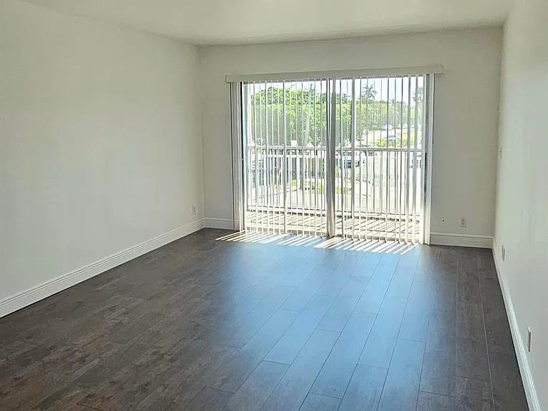 1501 Crescent Cir #E47 — Photo 3