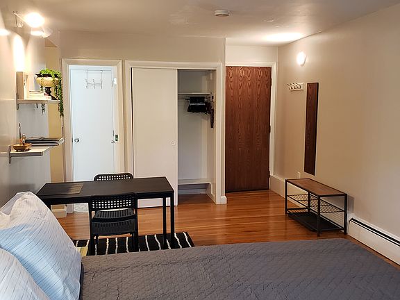 Living/sleeping area