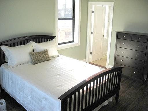 3rd image of 7247 N Claremont Ave APT 1S