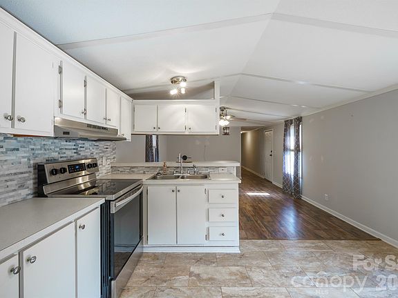 3rd image of 222 Summertree Dr
