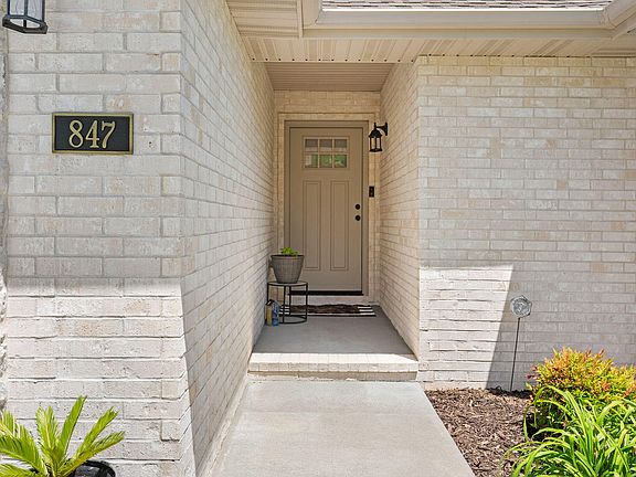 5th image of 847 W Lorenza Drive