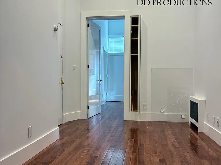 219 Franklin St #2 — Photo 4