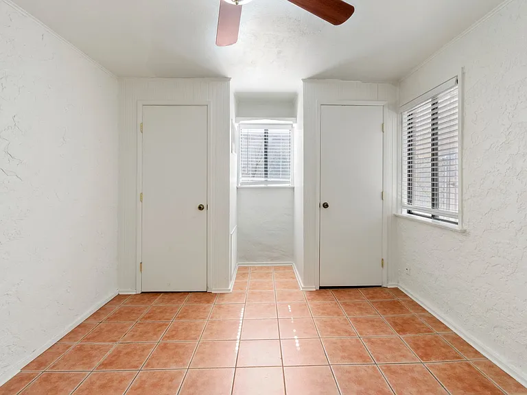 1121 E 9th St #1 — Photo 15