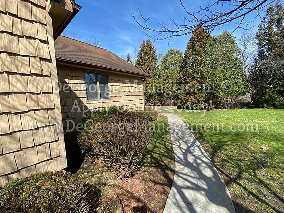 5th image of 311 1/2 Washington St #2
