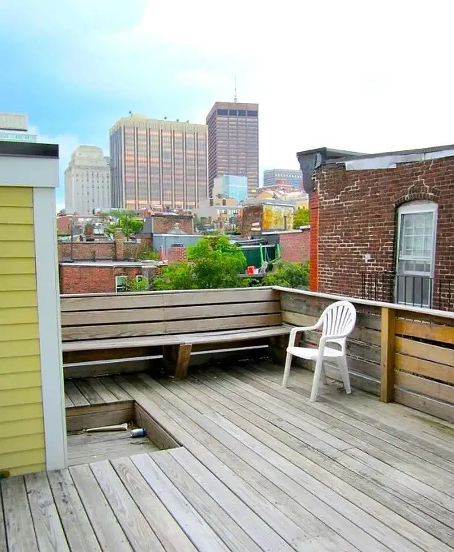 No Brokers Fee Unit in Beacon Hill Top Floor, Big bedrooms, Roof Deck, Laundry on a Site — Photo 2