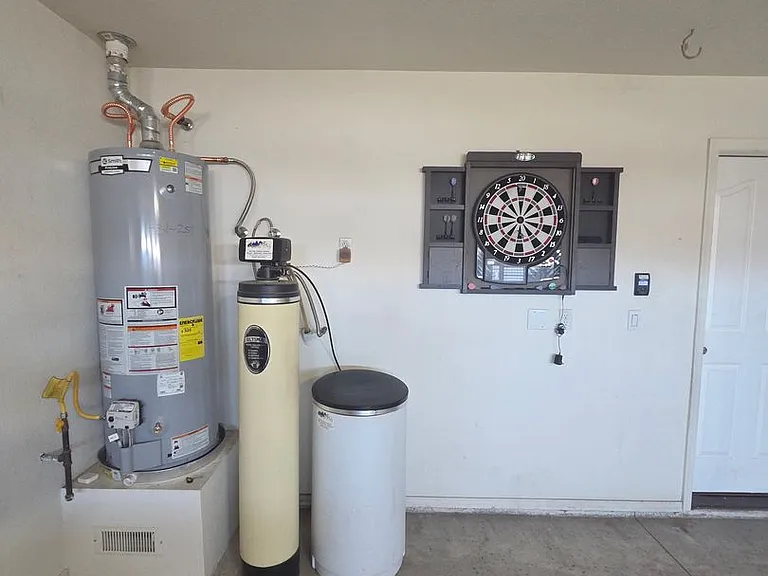 2121 E Desert Lakes Dr — Photo 36