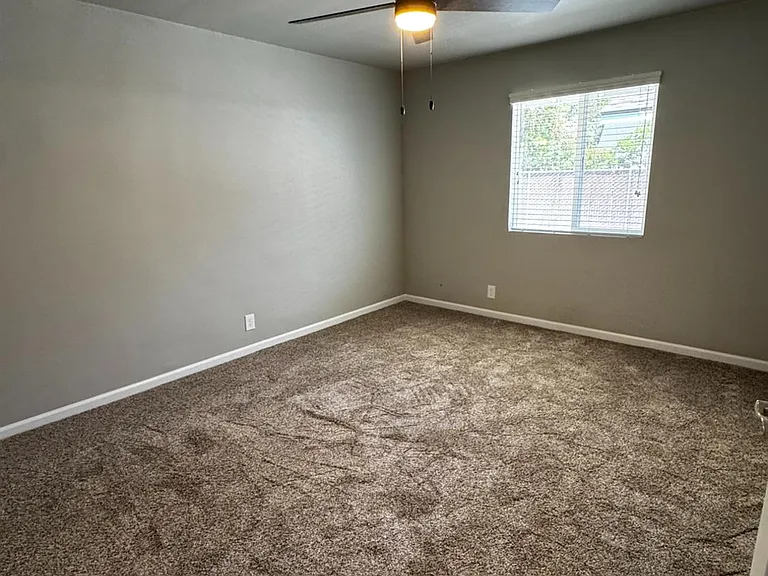 4832 N Fruit Ave — Photo 20