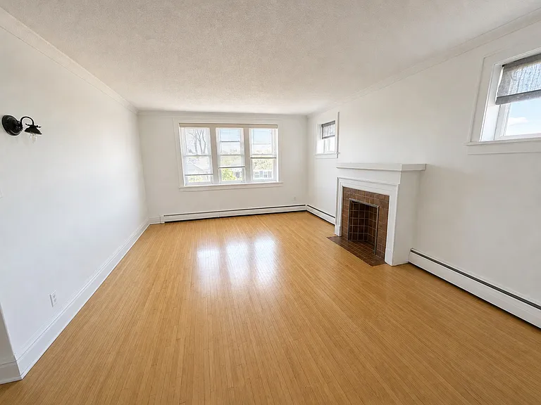 1105 Hammond Ave #4 — Photo 2
