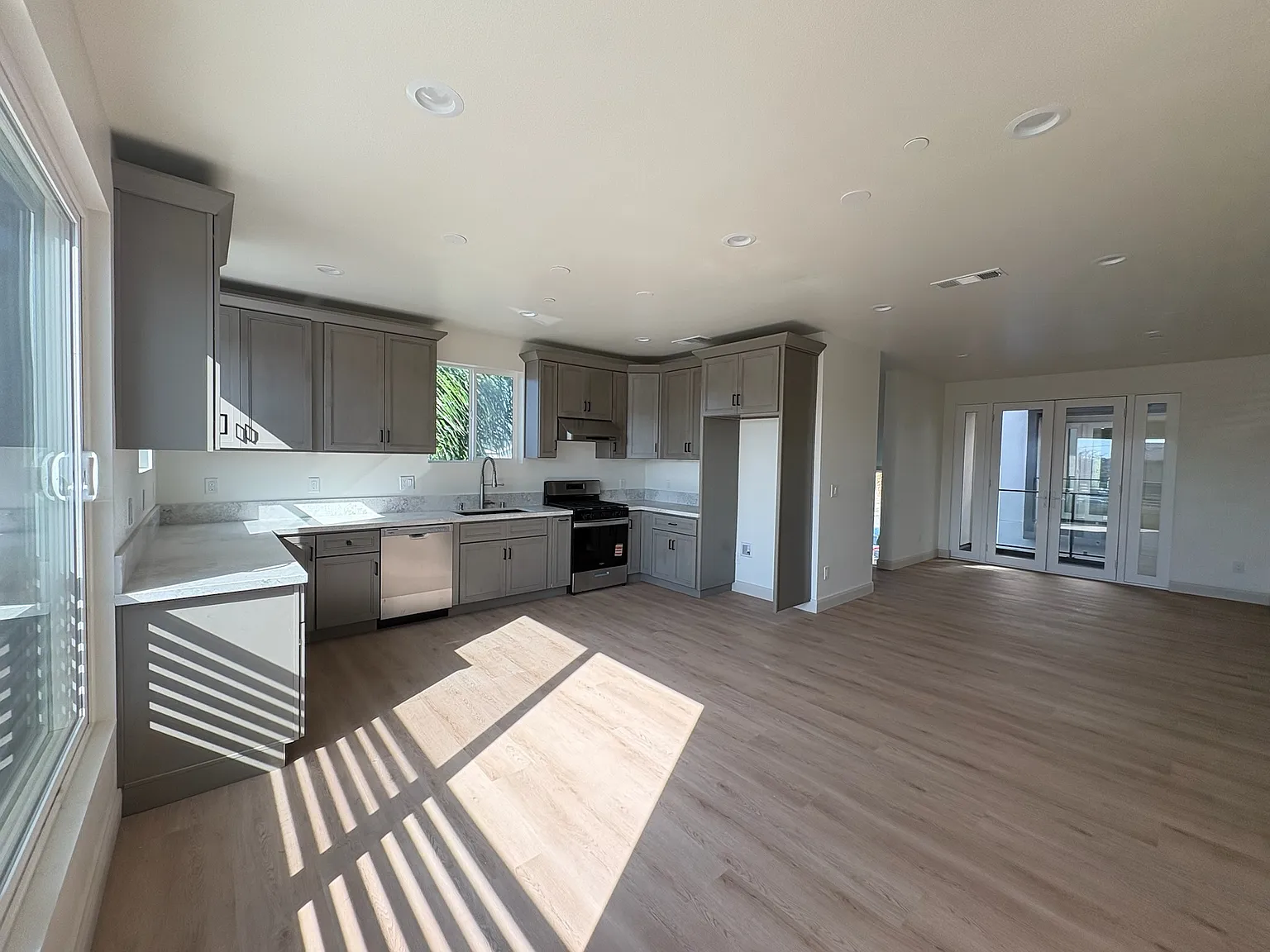 3 bed, 3.5 bath, 1564 sqft, $4,300 — Photo 3