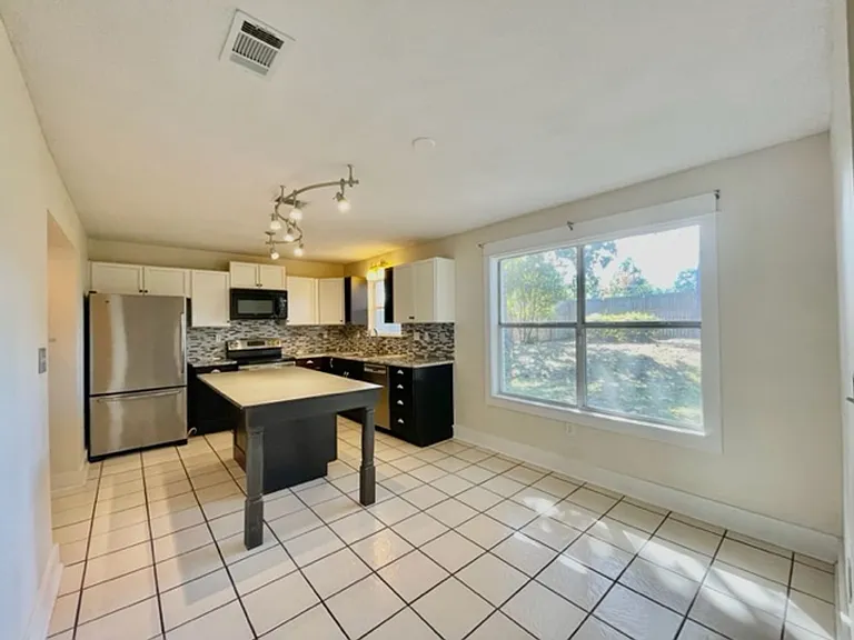 1315 Forest Shore Dr — Photo 4