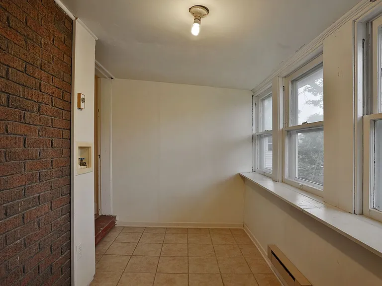 2403 Summit St — Photo 28