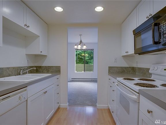 3rd image of 10508 NE 32nd Pl APT G101