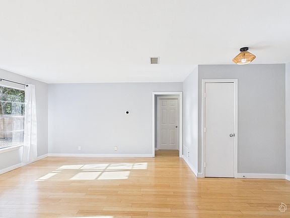 2nd image of 4907 Manchester Cir