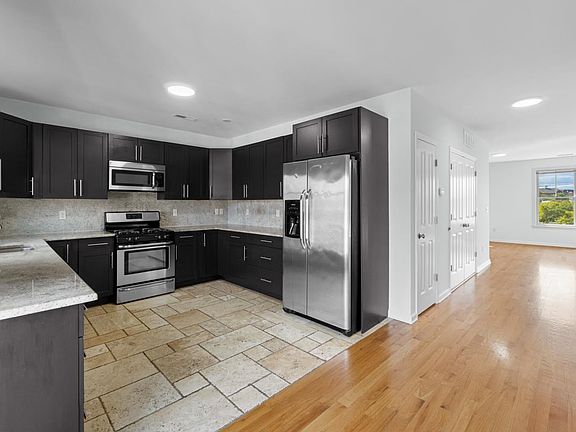 2nd image of 443-2 Whiton St