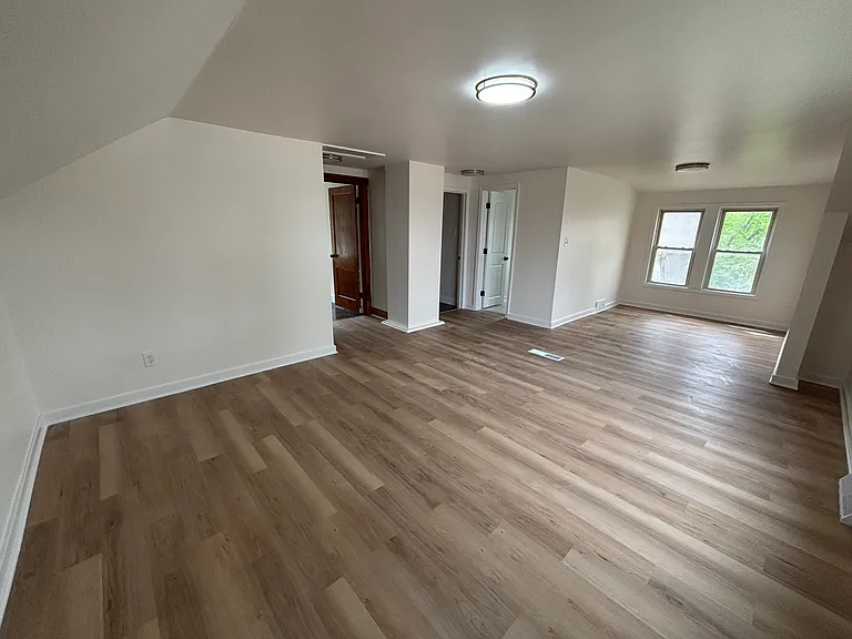621 W 44th Pl — Photo 16