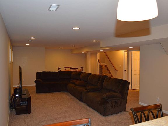 4th image of 1912 Camelot Ct