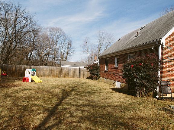 3rd image of 811 Westview Dr