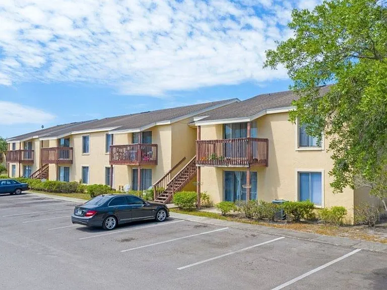Crown Pointe Apartments — Photo 40