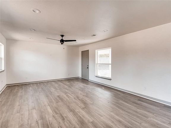 5th image of 2112 Montclair Dr