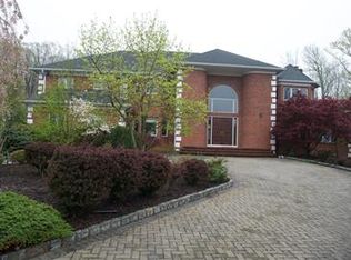 10 Dartmouth Ct, Livingston, NJ 07039