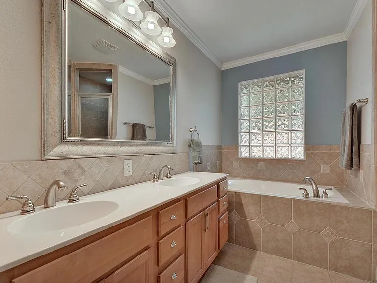 610 W North Loop Blvd — Photo 17