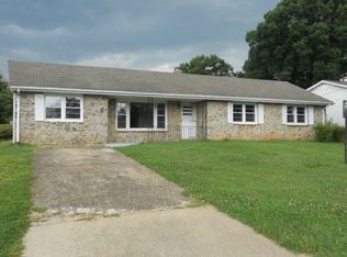 633 Oakland Dr, Chatham, VA 24531