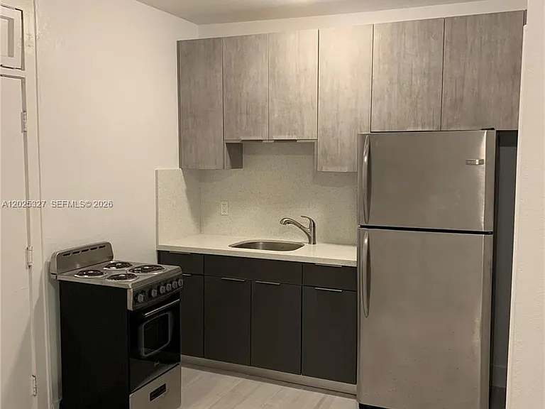 712 SW 56th Ave #4B — Photo 2