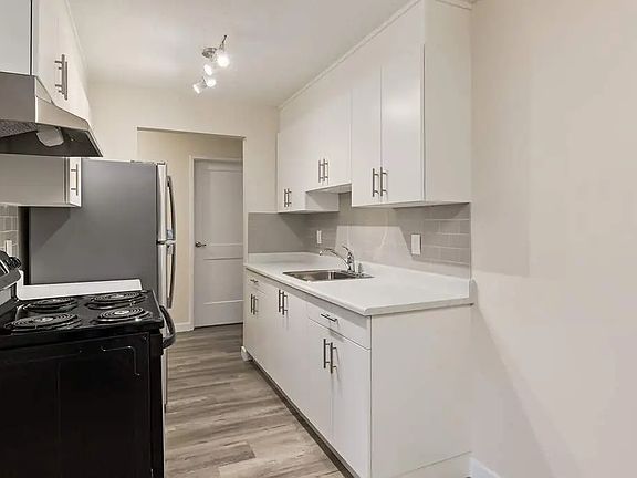 5th image of 89 Collins Cres SE #201