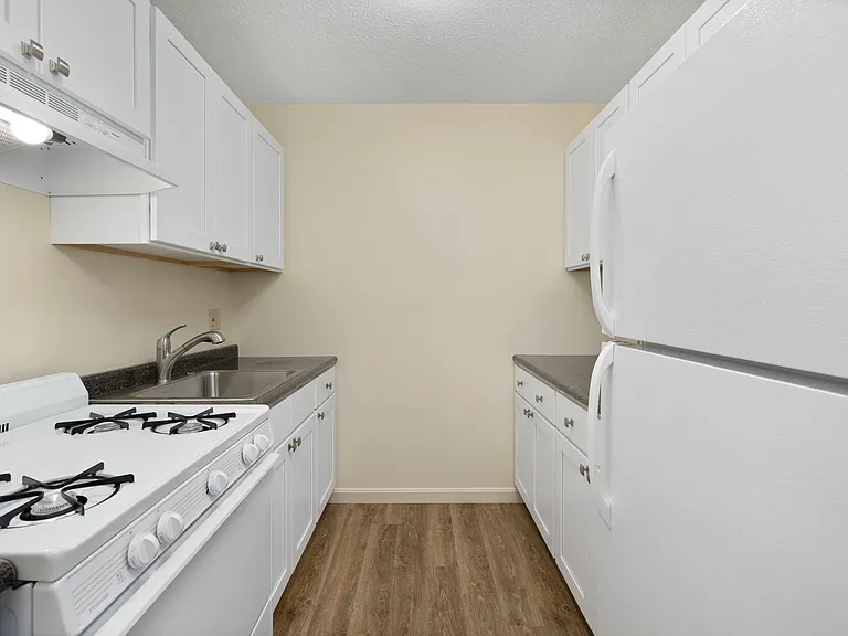 East Bay Apartments — Photo 18