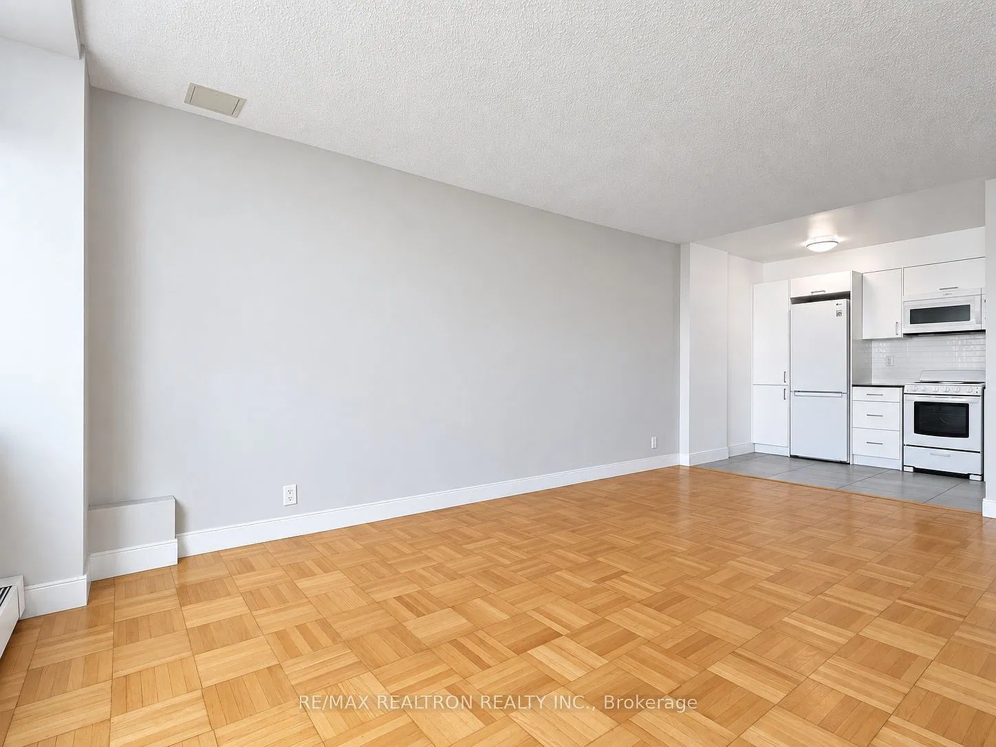 990 Avenue Rd — Photo 2