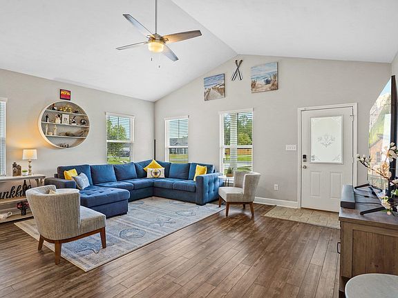 3rd image of 564 Parkside Cir