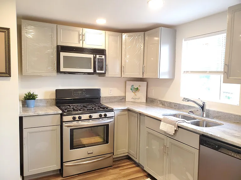 8033 Edgewater Ave — Photo 9