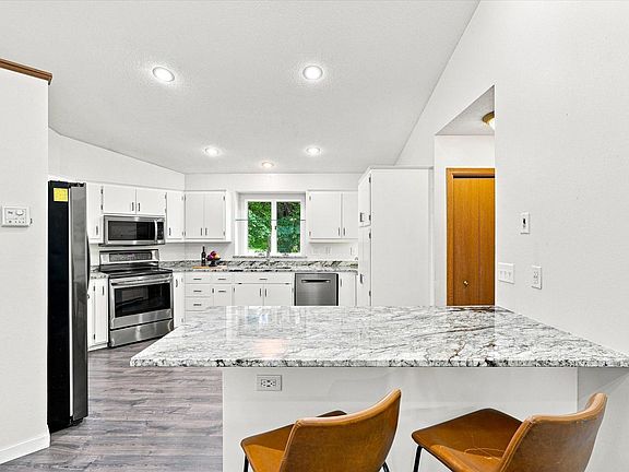 3rd image of 2608 Edgewood Cir