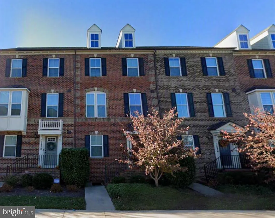 3 bed, 4.0 bath, 1760 sqft, $2,900 — Photo 1