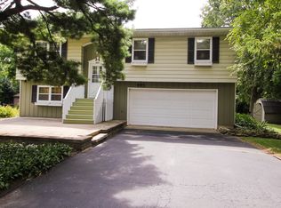 995 Meadow Ln, Elgin, IL 60123