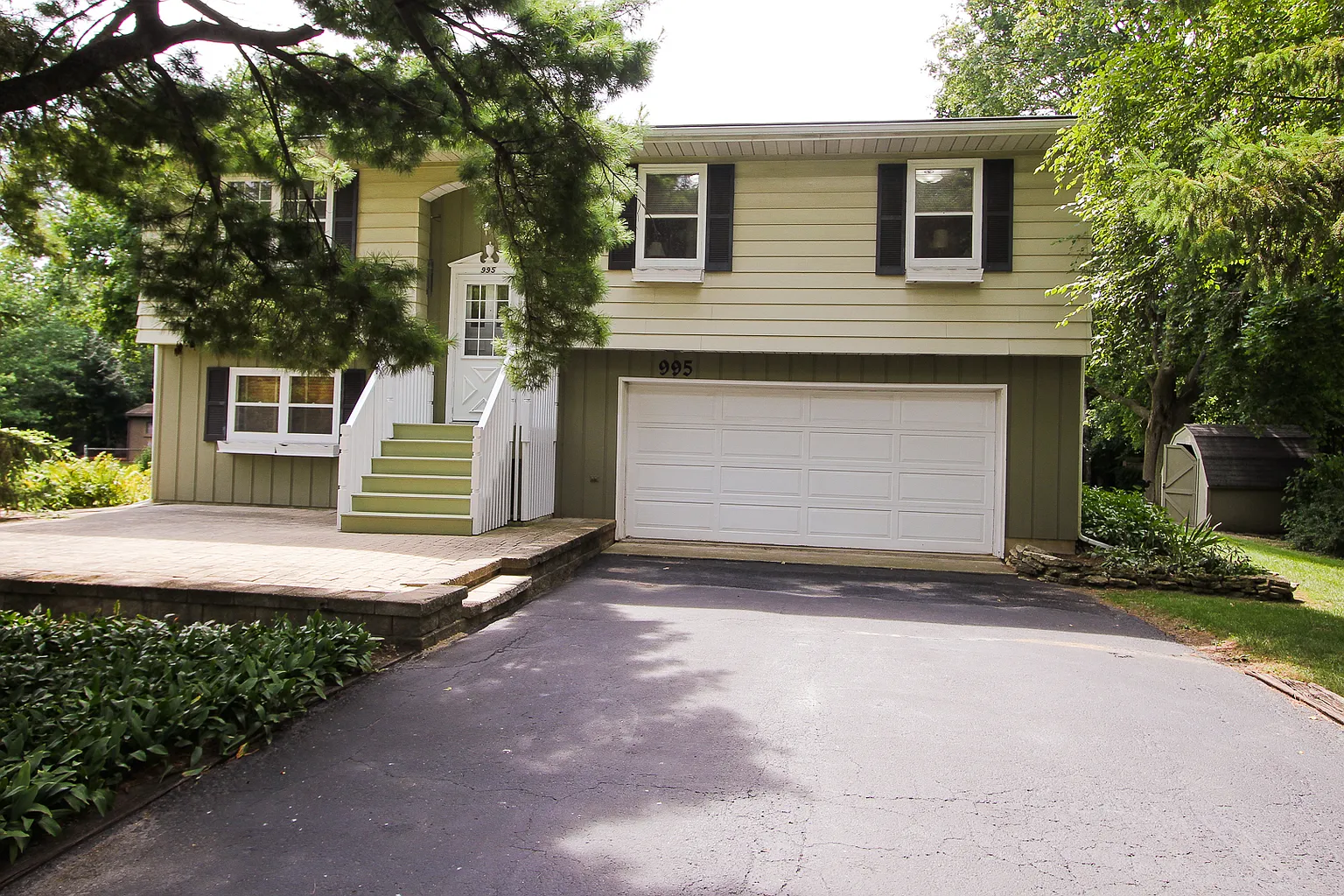 995 Meadow Ln photo 1