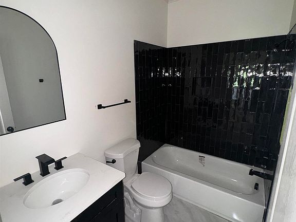 3rd image of 40 Highland View Dr