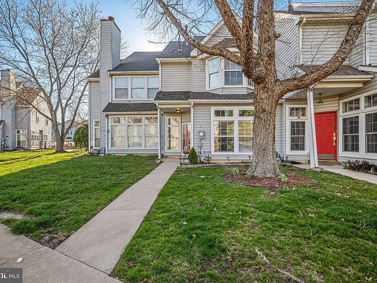 817 Thoreau Ln — Photo 3