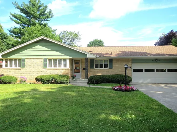 1205 Eustace Dr, Dixon, IL 61021