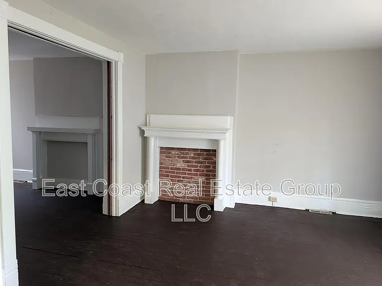 304 1/2 W Martin St — Photo 8
