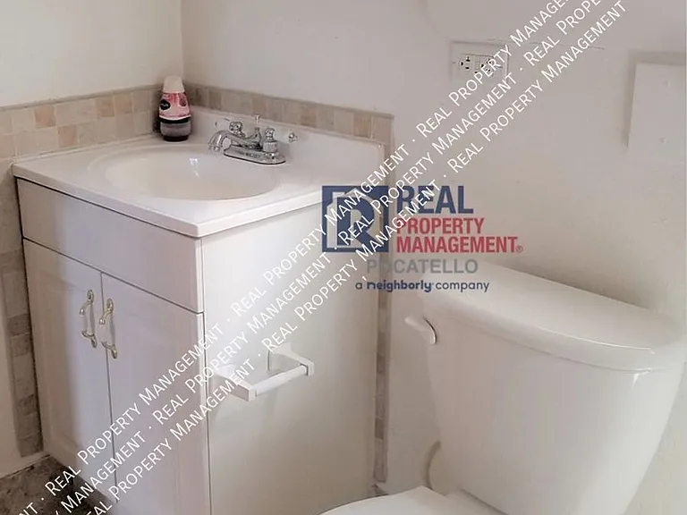 517 E Cedar St — Photo 16