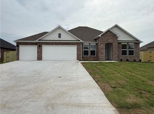 202 N Kit Kat Ct, Siloam Springs, AR 72761
