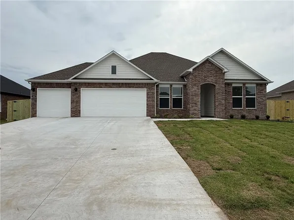 202 N Kit Kat Ct, Siloam Springs, AR 72761