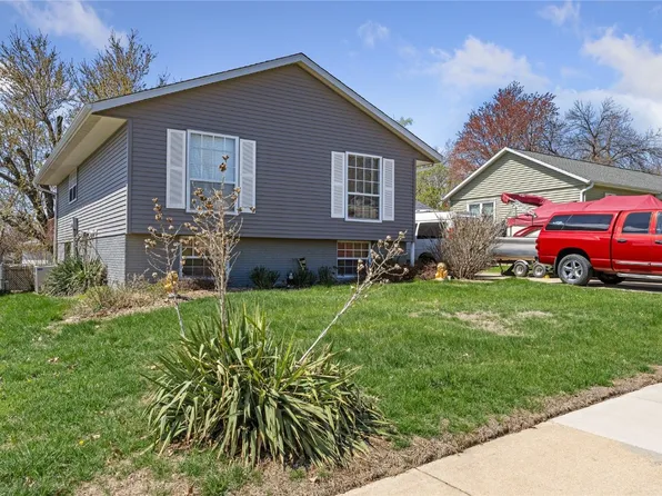 612 Olive Dr NW, Cedar Rapids, IA 52405