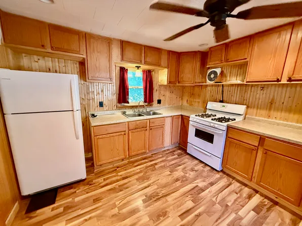 802 2nd St NW, Waverly, IA 50677