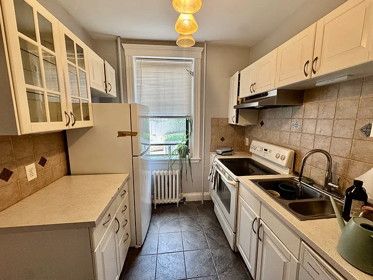 6 Sutherland Rd #3 — Photo 4