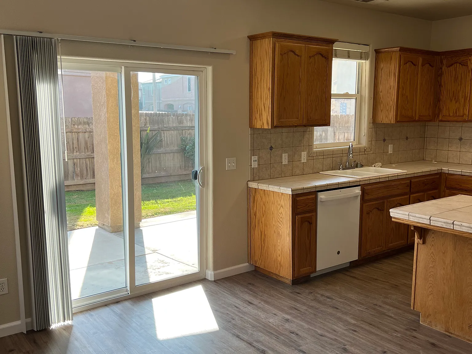 3 bed, 2.5 bath, 1280 sqft, $1,800 — Photo 4