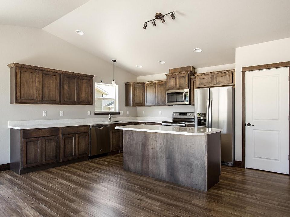 2nd image of 32 Fortune Cir