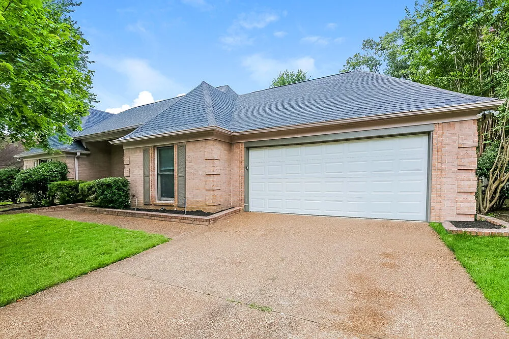 3 bed, 2.0 bath, 1960 sqft, $2,010 — Photo 3